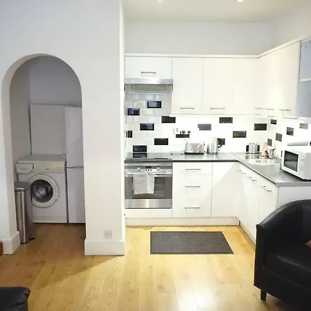 Cosy Central West End Apartment *
