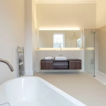 Elegant & Spacious 1 Bed In City Centre Appartamento