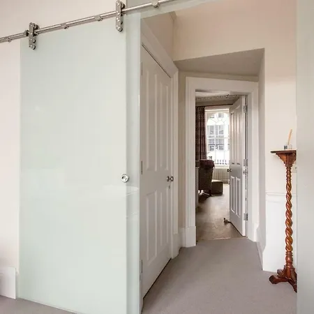 Elegant & Spacious 1 Bed In City Centre Appartamento *