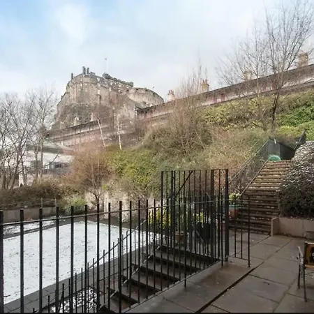 Charming 1 Bed With Castle View エディンバラ