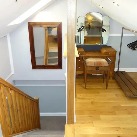 *new* Central Edinburgh, Historic 2br