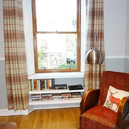 *new* Central Edinburgh, Historic 2br
