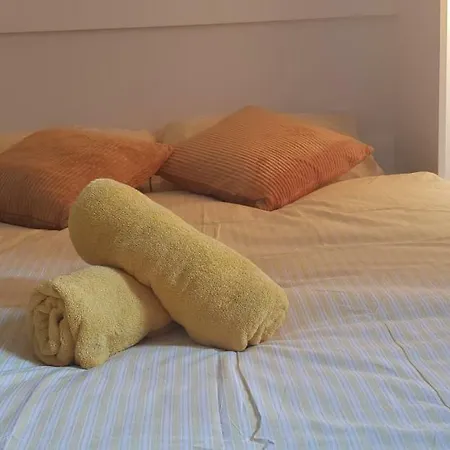 New Refurb Now- Sleep Upto 4- Heart Of City شقة