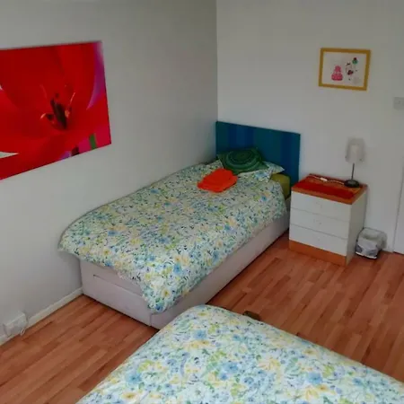 Free Parking! Superfast Internet. Great Location. Apartment