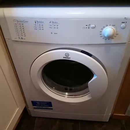 Apartment Free Parking! Superfast Internet. Great Location. *