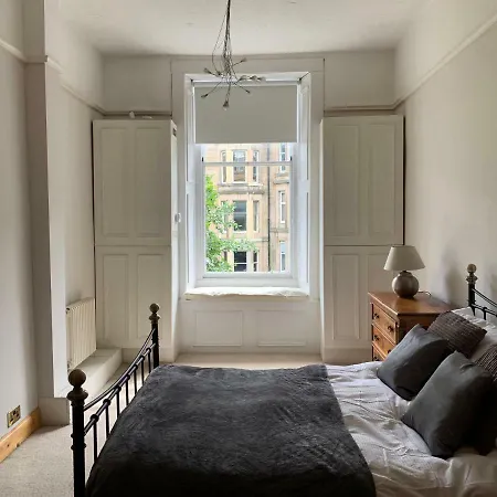 Elegant Flat In Edinburgh's Leafy East Village Apartment *
