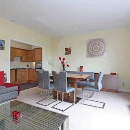Apartment Comfortable Apt W/parking And Elevator Edinburgh