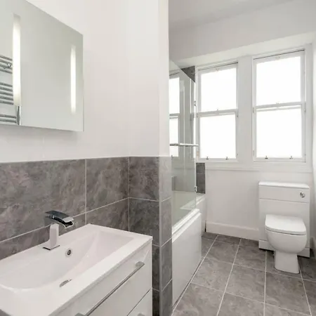 Newly Refurbished Duplex In City Centre Edinburgh