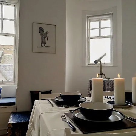 Historic Royal Mile Penthouse With Lift *