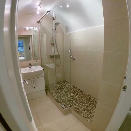 Escape To @ Abercromby Place Apartmán *
