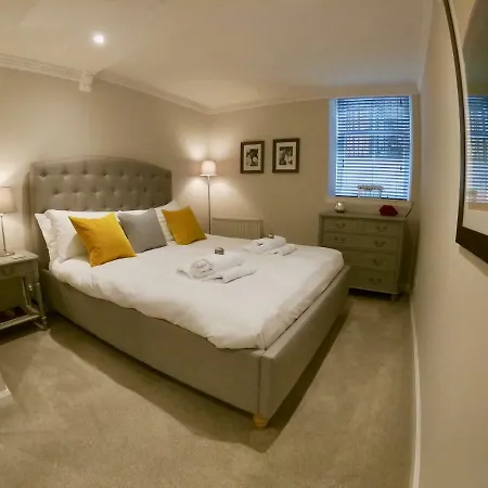 Escape To @ Abercromby Place Apartmán *