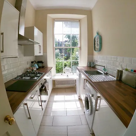 Escape To @ Broughton Place Apartment *