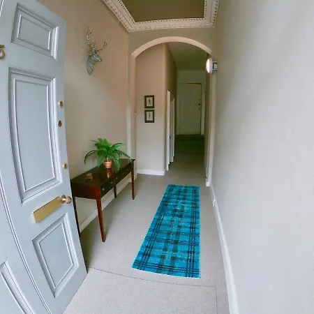 Escape To @ Broughton Place شقة *