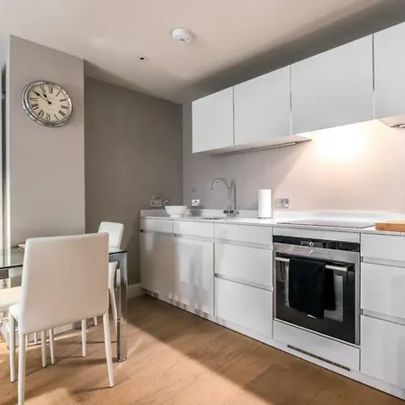 Contemporary 2 Bed In The City Centre *