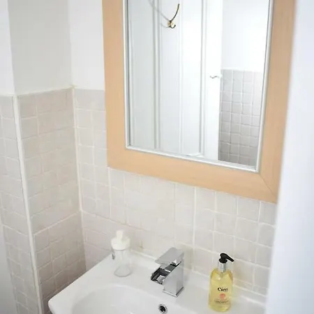 Chic & Modern 15 Minutes From Centre! Apartamento *