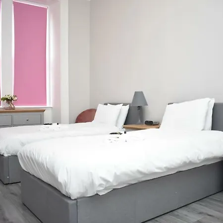 Chic & Modern 15 Minutes From Centre!