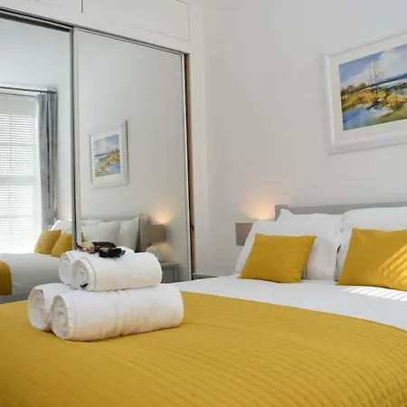 Bright And Newly Renovated 1br In Trendy Leith