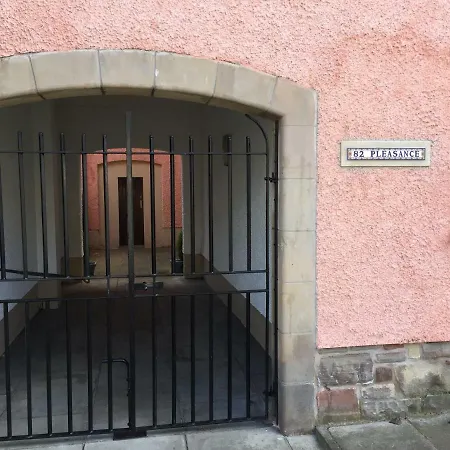 Bright & Spacious Flat Near Royal Mile