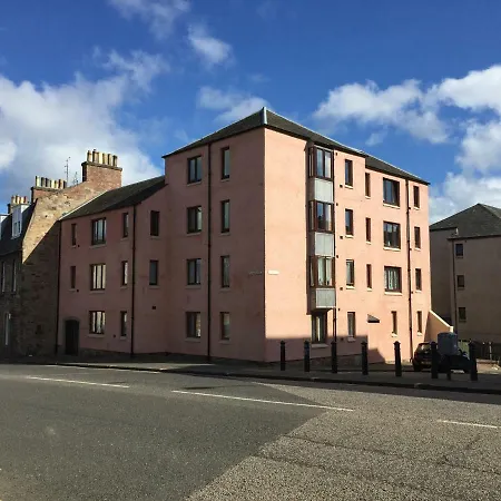 Bright & Spacious Flat Near Royal Mile דירה אדינבורו