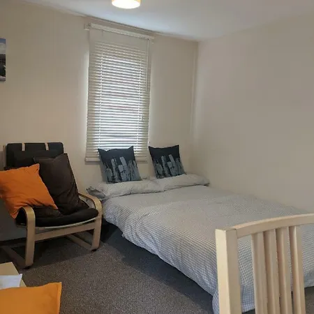 Bright & Spacious Flat Near Royal Mile דירה