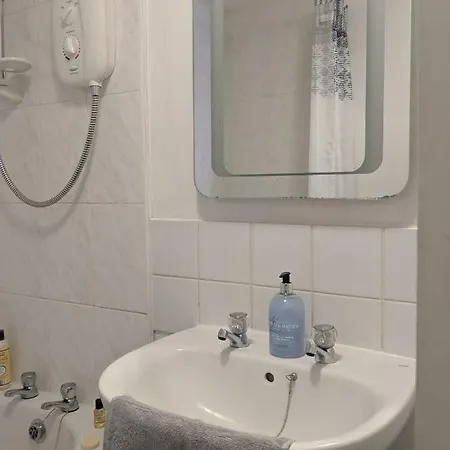 Bright & Spacious Flat Near Royal Mile דירה אדינבורו