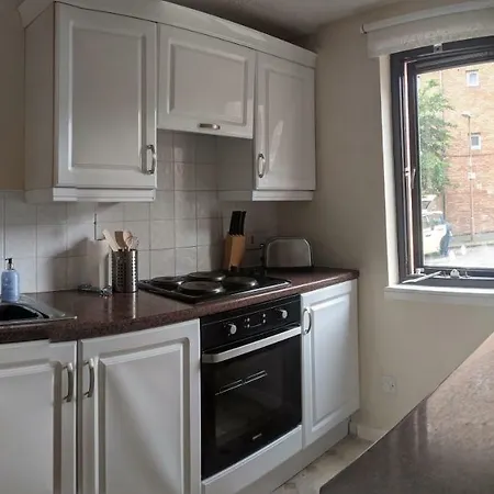 Bright & Spacious Flat Near Royal Mile דירה אדינבורו