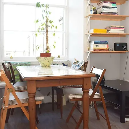 Spacious 2 Bedroom Flat In Lovely Stockbridge 公寓 *