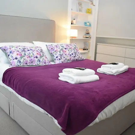 Stylish & Central Two Bed 19th Century