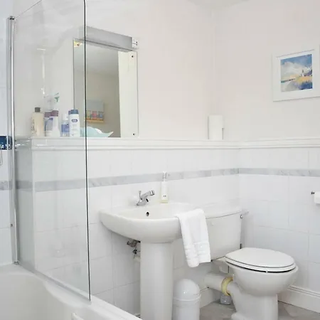 Lovely 3br In Beautiful Green Surroundings Apartment *