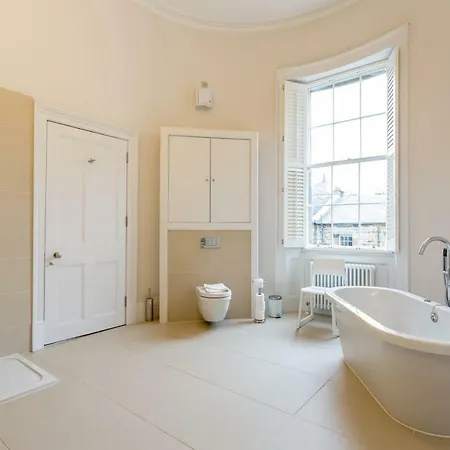 Elegant & Spacious 1 Bed In City Centre Appartamento