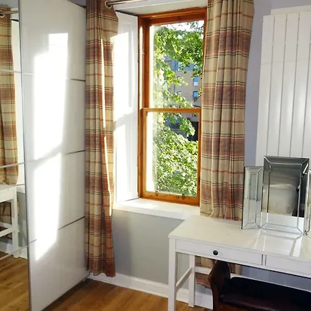 *new* Central Edinburgh, Historic 2br *