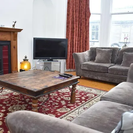 2br Flat In Affluent Morningside