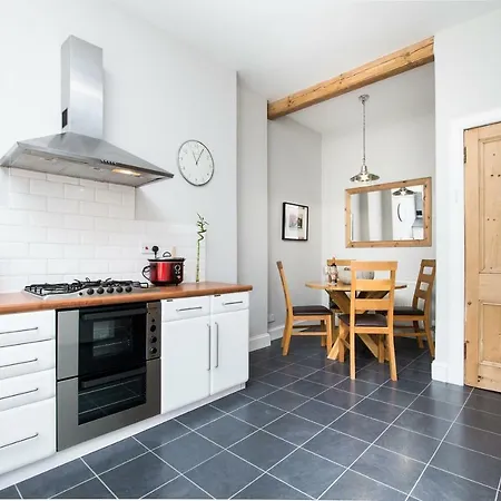 Apartment Beautiful, Traditional 2 Bedroom Main Door Flat *