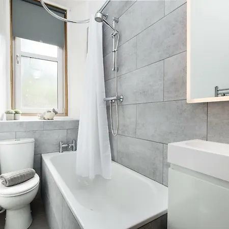 Beautiful, Traditional 2 Bedroom Main Door Flat Apartment Edinburgh