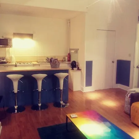 Flat Sleeps 4, Free Wifi & Parking