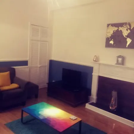 דירה Flat Sleeps 4, Free Wifi & Parking