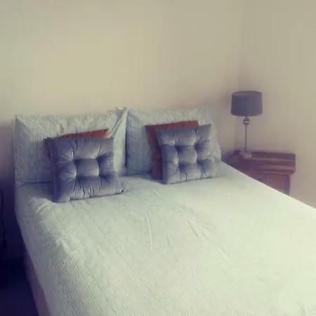 Flat Sleeps 4, Free Wifi & Parking *