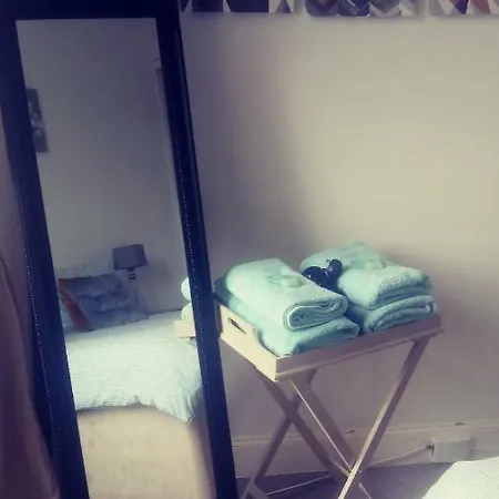 Flat Sleeps 4, Free Wifi & Parking אדינבורו
