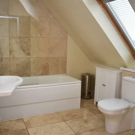 Modern And Bright Close To Princes St! *