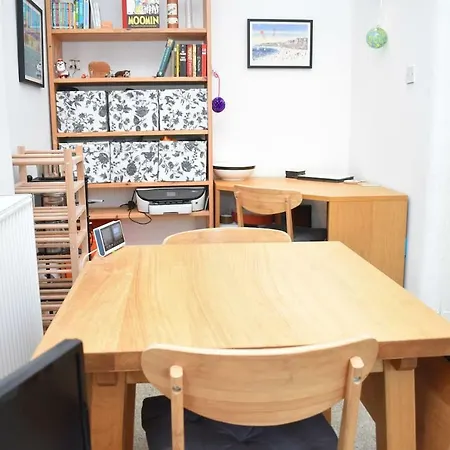 Cosy And Quirky 10 Minutes From Centre!