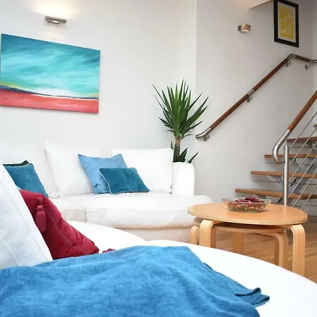 Modern And Bright Close To Princes St! *