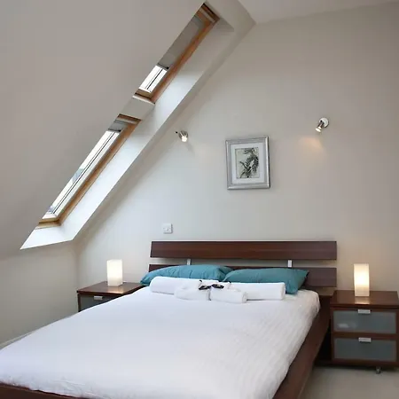 Modern And Bright Close To Princes St! Apartment