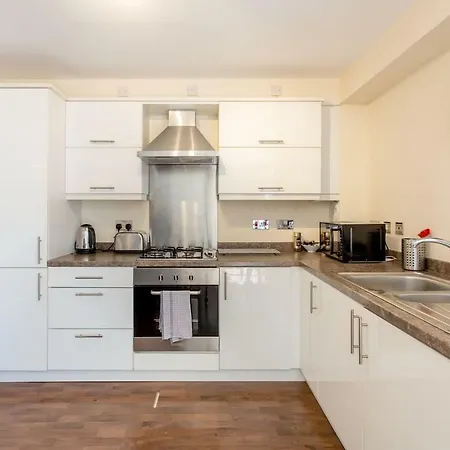 Hawkhill 8 - Modern With Secure Parking *