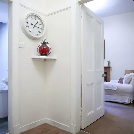 Fabulous Bright Central 2 Bed Flat - Great Value! *