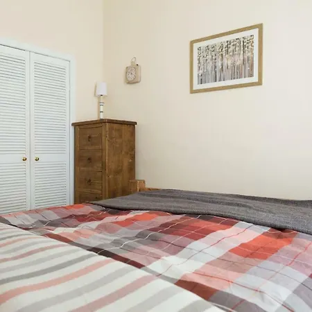 Fabulous Bright Central 2 Bed Flat - Great Value! * Edinburgh