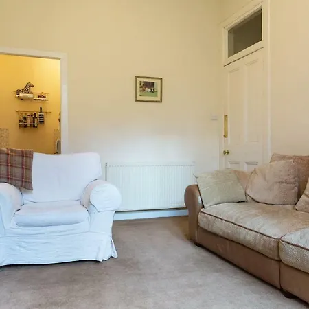 Fabulous Bright Central 2 Bed Flat - Great Value! *
