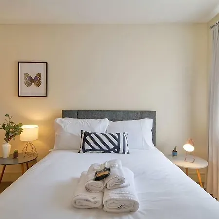 Spacious & Modern Two Bed Ground Floor Apartment! Apartment