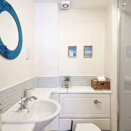 Spacious & Modern Two Bed Ground Floor Apartment! *