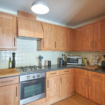 Spacious & Modern Two Bed Ground Floor Apartment! Edinburgh
