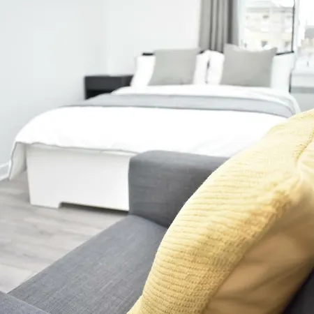 Modern & Bright 1 Bed For 4 Close To City Centre! *